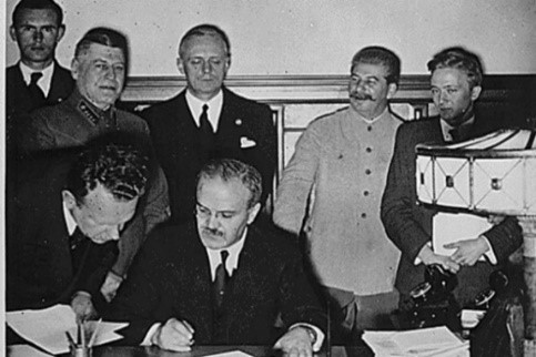 Reichsaußenminister Joachim von Ribbentrop und dem sowjetischen Volkskommissar für Auswärtige Angelegenheiten Wjatscheslaw Molotow