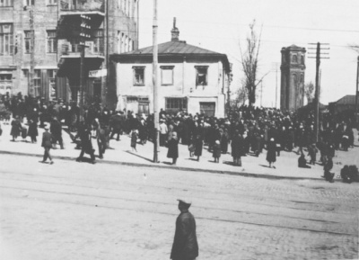 Brotschlange vor einem Torgsin-Geschäft in Charkiw, 1933