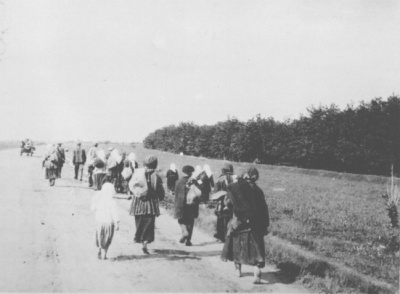 Hungernde Bauern verlassen ihr Dorf auf der Suche nach Nahrung, 1933