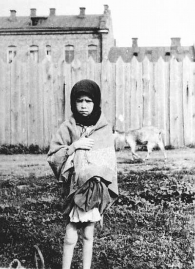 Ausgehungertes Mädchen, während der Hungersnot in Charkiw im Jahr 1933.